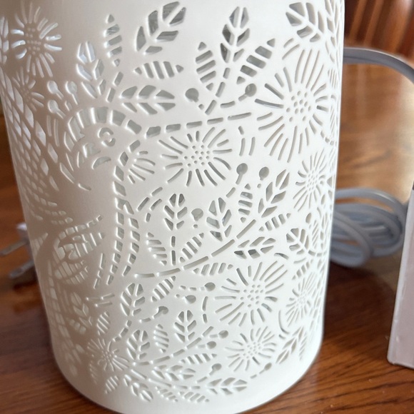 Scentsy Cream Hummingbird Etched Warmer - Picture 3 of 3